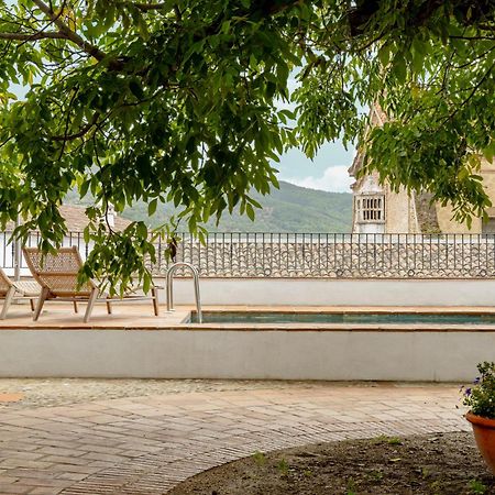 Apartamentos Turisticos El Patio Del Nogal Guadalupe  Dış mekan fotoğraf